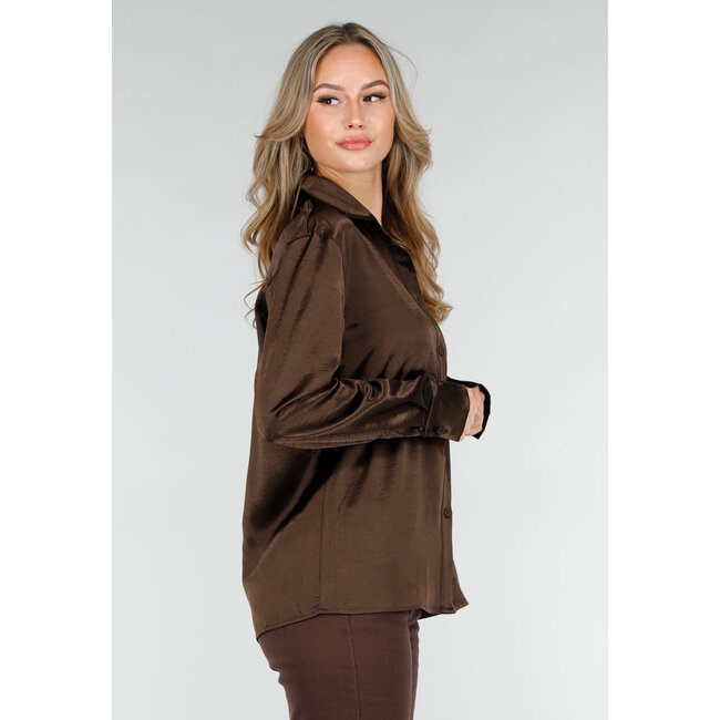 Braune Satinbluse mit langen Ärmeln und Knopfleiste