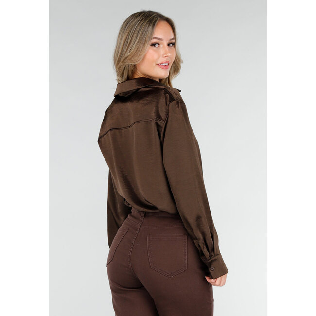 Braune Satinbluse mit langen Ärmeln und Knopfleiste
