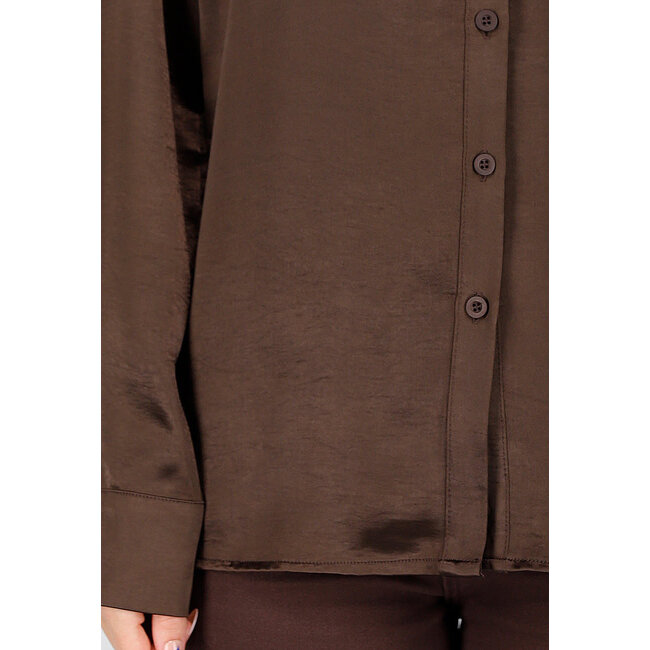 Braune Satinbluse mit langen Ärmeln und Knopfleiste