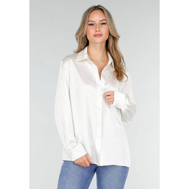 Weiße Satinbluse mit langen Ärmeln und Knopfleiste