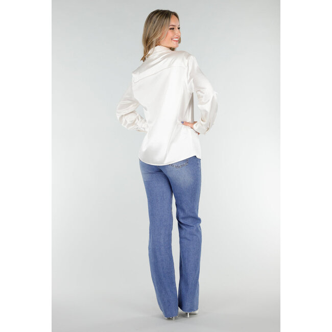 Weiße Satinbluse mit langen Ärmeln und Knopfleiste