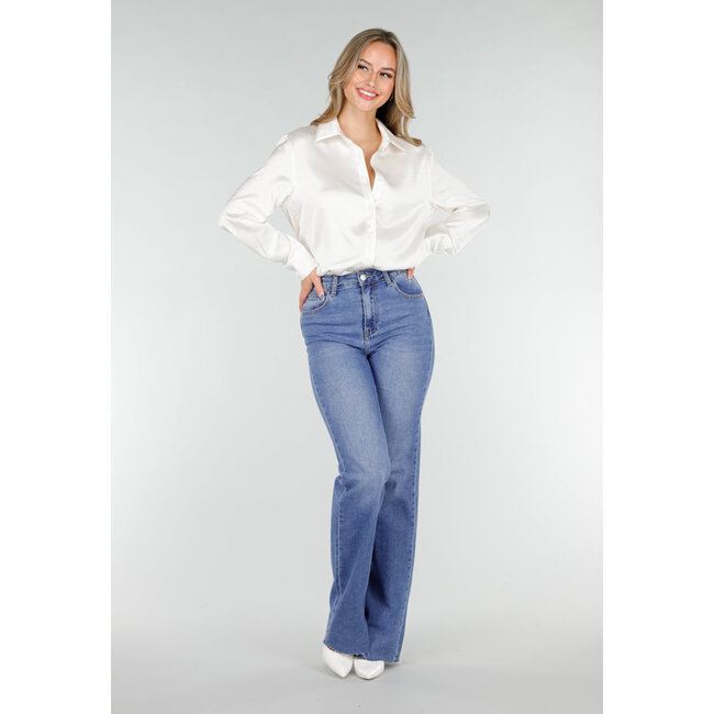 Weiße Satinbluse mit langen Ärmeln und Knopfleiste