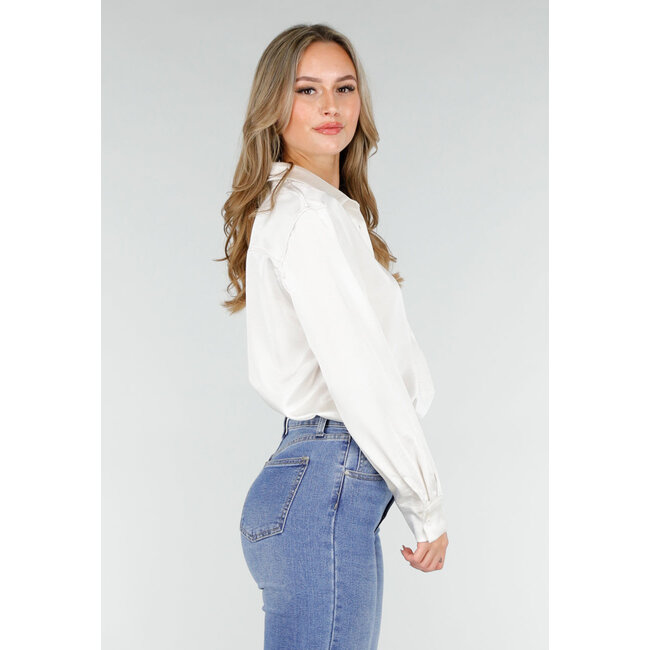 Weiße Satinbluse mit langen Ärmeln und Knopfleiste