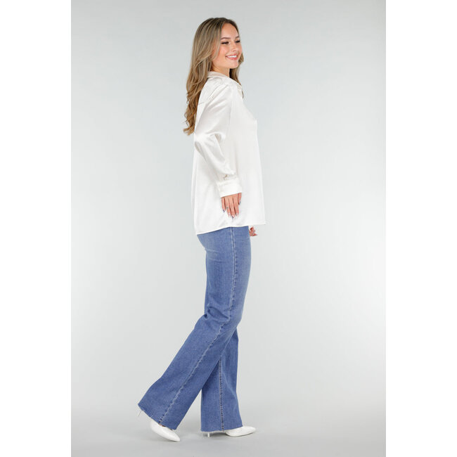 Weiße Satinbluse mit langen Ärmeln und Knopfleiste