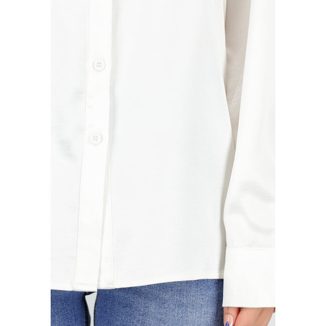 Weiße Satinbluse mit langen Ärmeln und Knopfleiste