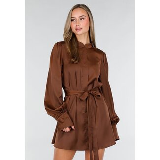 Dunkelbraunes Satinkleid