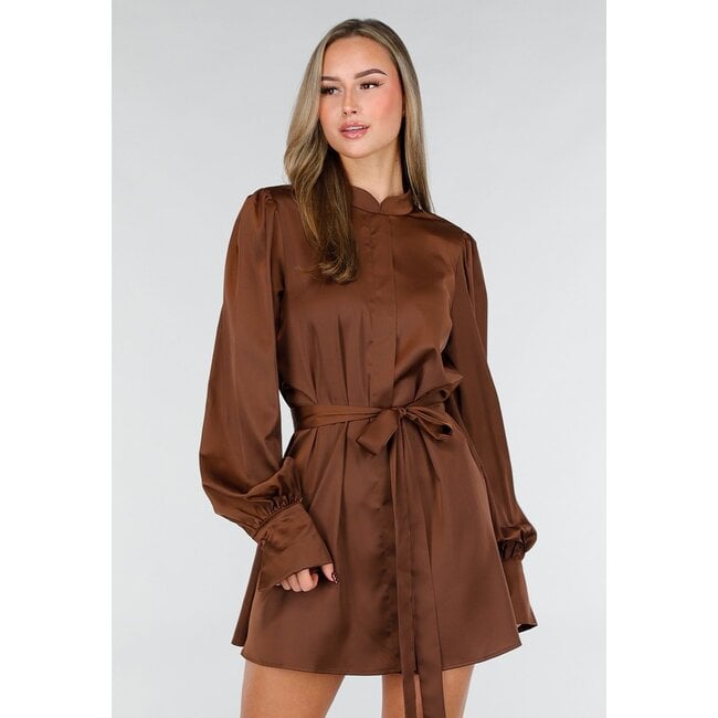 Dunkelbraunes Satinkleid mit langen Ärmeln und Gürtel