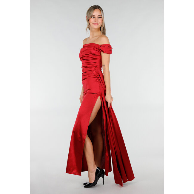 Leuchtend rotes Off-Shoulder-Maxikleid aus Satin
