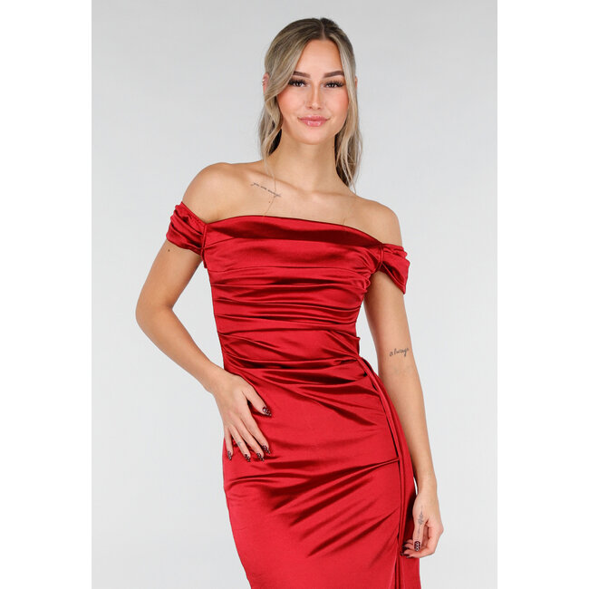 Leuchtend rotes Off-Shoulder-Maxikleid aus Satin