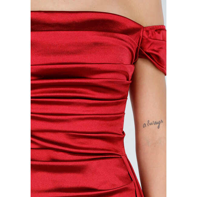 Leuchtend rotes Off-Shoulder-Maxikleid aus Satin