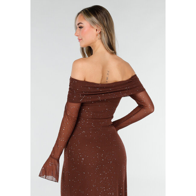 Braunes, schulterfreies Maxikleid mit langen Ärmeln und Glitzer