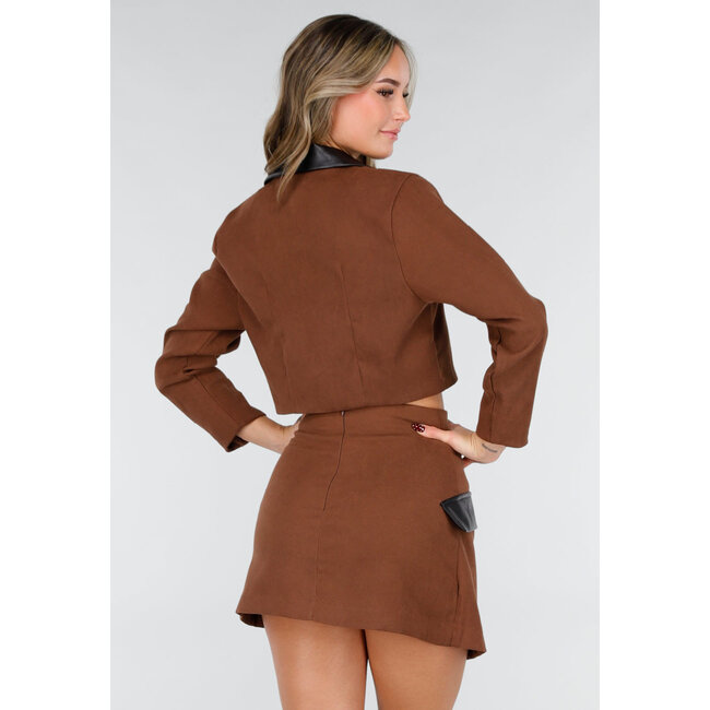 Braunes Set mit Rock und Blazer mit Lederoptik-Details