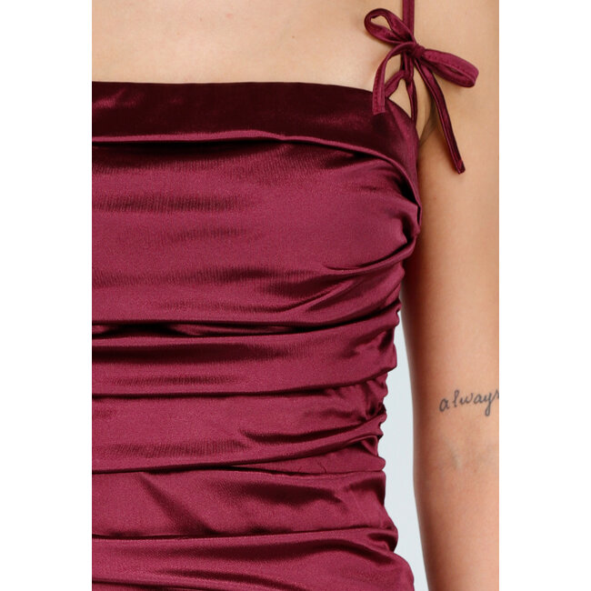 Satin-Maxikleid in Burgunderrot mit Spaghettiträgern und Schleifen