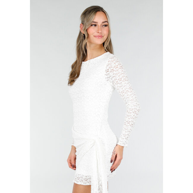 Weißes Spitzen-Minikleid mit langen Ärmeln