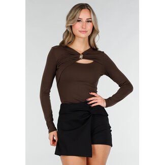 Braunes Oberteil mit Cut-Out und Detail