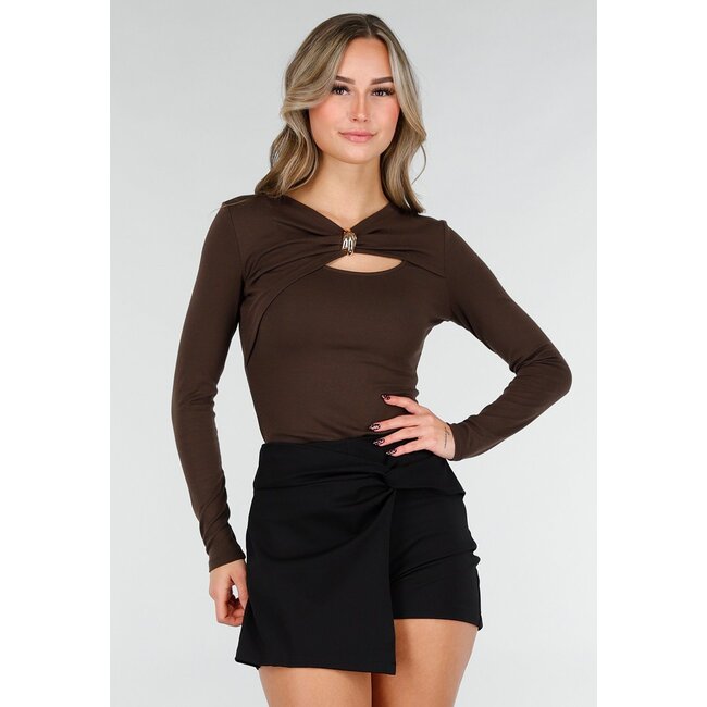 Braunes Oberteil mit Cut-Out und goldfarbenen Details