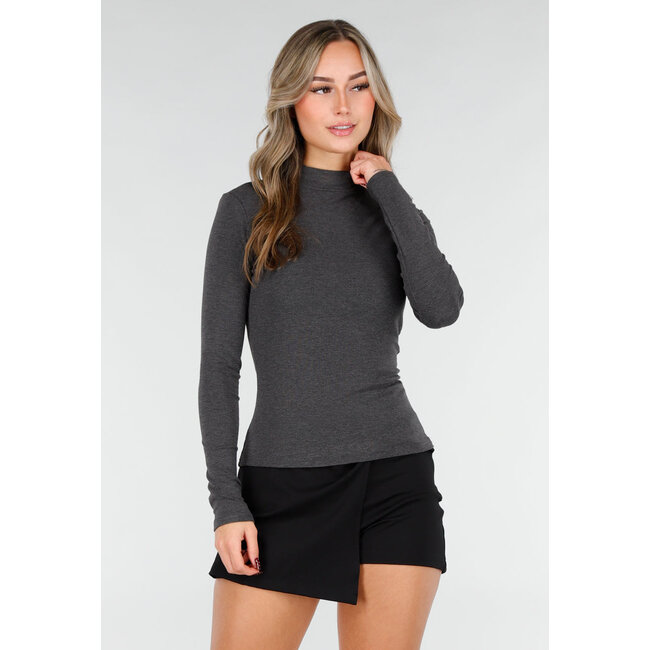 Dunkelgraues Oberteil mit langen Ärmeln und hohem Kragen