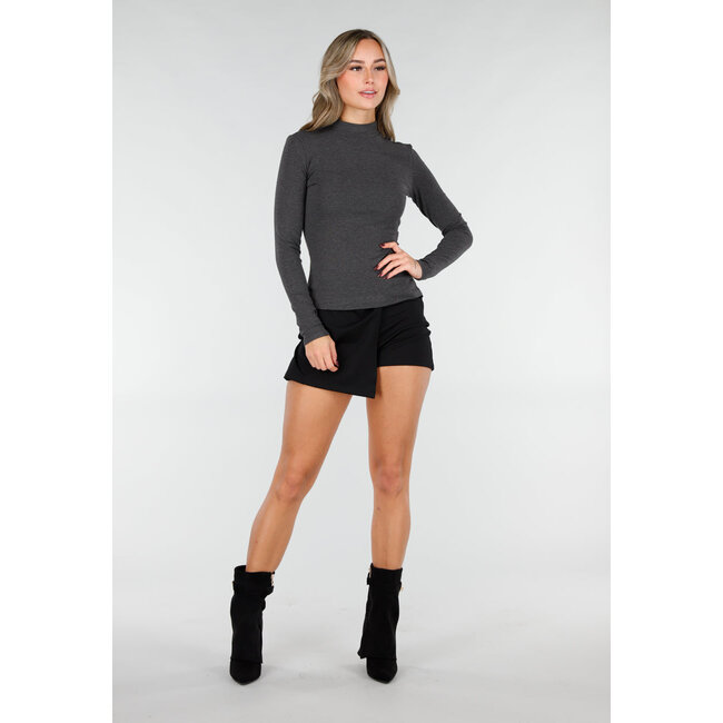 Dunkelgraues Oberteil mit langen Ärmeln und hohem Kragen