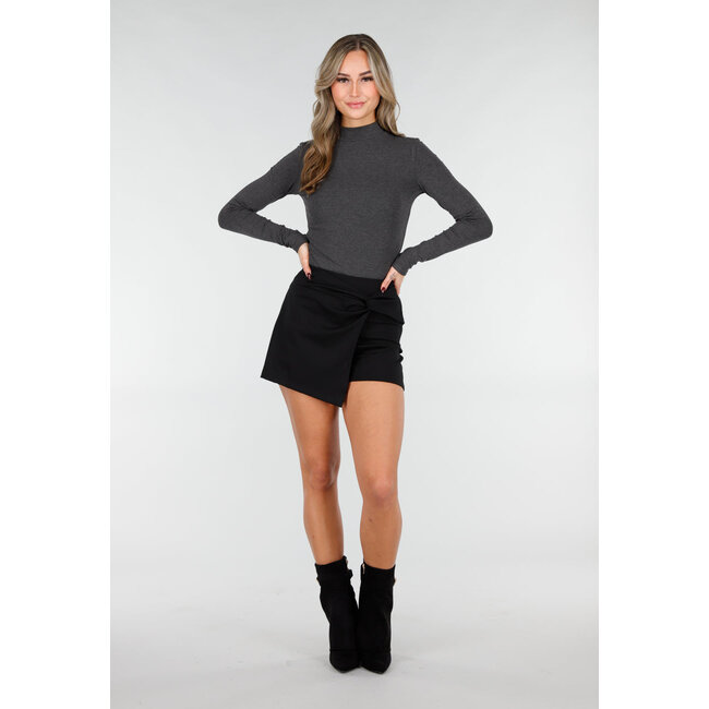 Dunkelgraues Oberteil mit langen Ärmeln und hohem Kragen