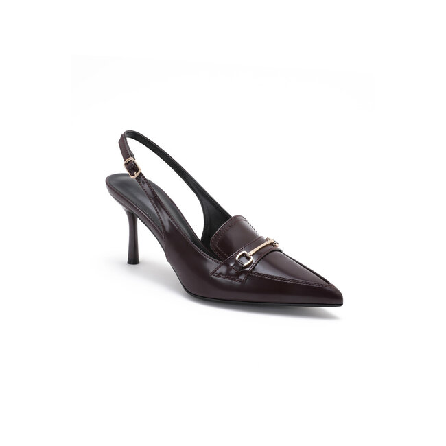 Braune Slingback-Pumps mit goldfarbenen Metallbeschlägen