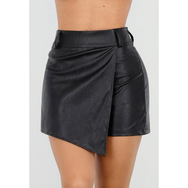 Schwarzer Lederlook-Skort mit asymmetrischem Überwurf und Stretch