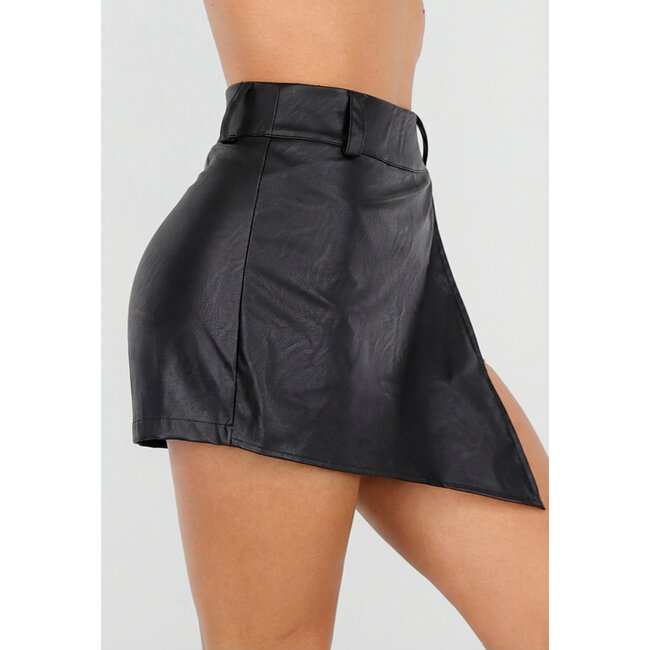 Schwarzer Lederlook-Skort mit asymmetrischem Überwurf und Stretch
