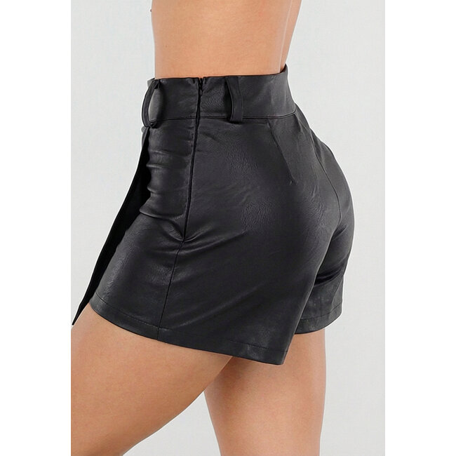 Schwarzer Lederlook-Skort mit asymmetrischem Überwurf und Stretch