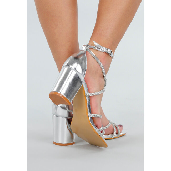 Silberfarbene Metallic-Sandalen mit Riemchen