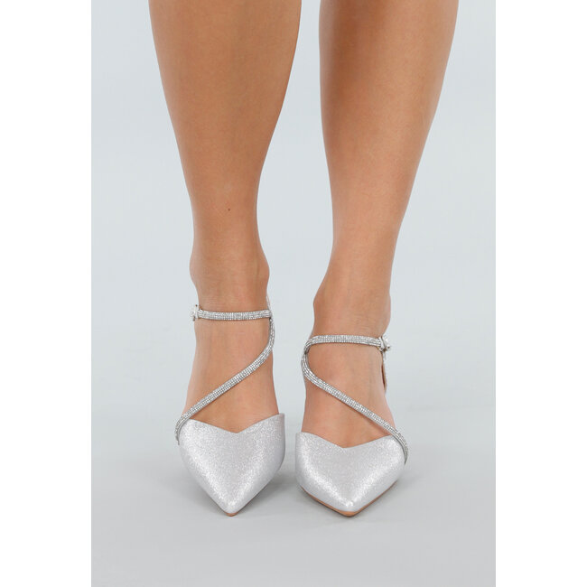 Silberne Glitzer-Pumps mit Riemchen