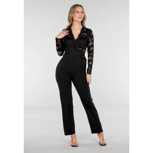 Schicker schwarzer Jumpsuit mit Spitze und Taillengürtel