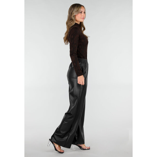 Schwarze Hose in Lederoptik mit elastischem Bund