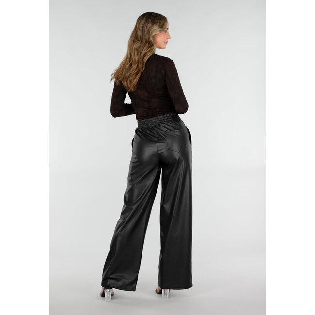 Schwarze Hose in Lederoptik mit elastischem Bund