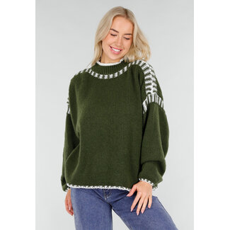 Grüner Strickpullover mit weißen Details