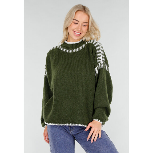 Grüner Strickpullover mit hohem Kragen und weißen Randdetails