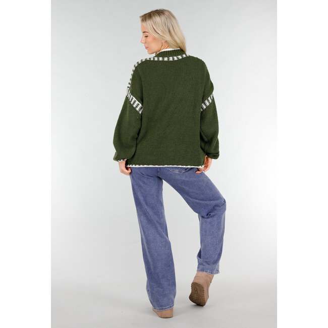 Grüner Strickpullover mit hohem Kragen und weißen Randdetails