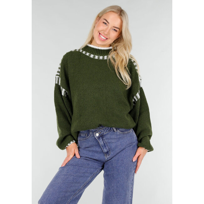 Grüner Strickpullover mit hohem Kragen und weißen Randdetails