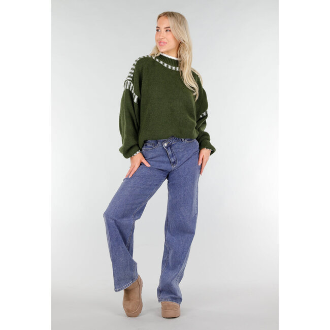 Grüner Strickpullover mit hohem Kragen und weißen Randdetails