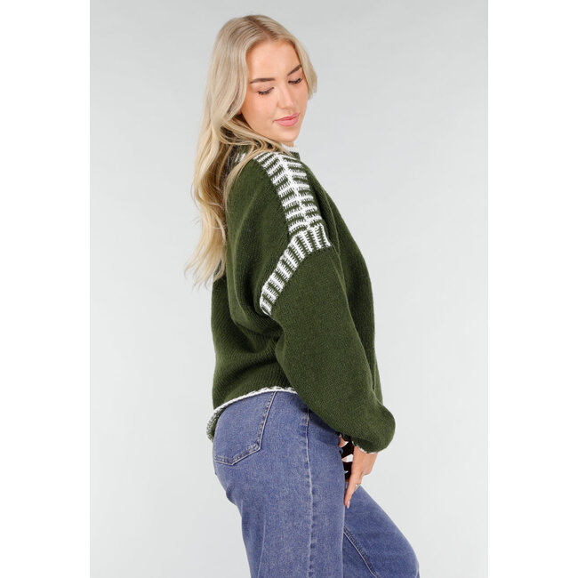 Grüner Strickpullover mit hohem Kragen und weißen Randdetails