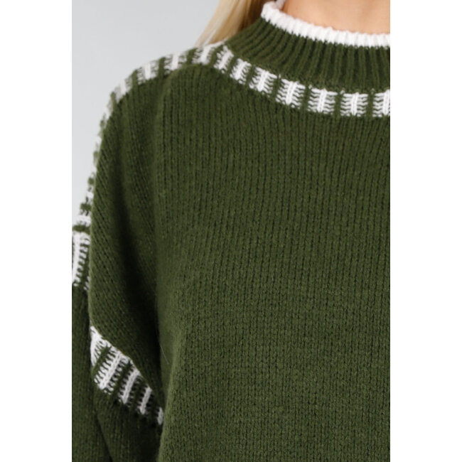 Grüner Strickpullover mit hohem Kragen und weißen Randdetails