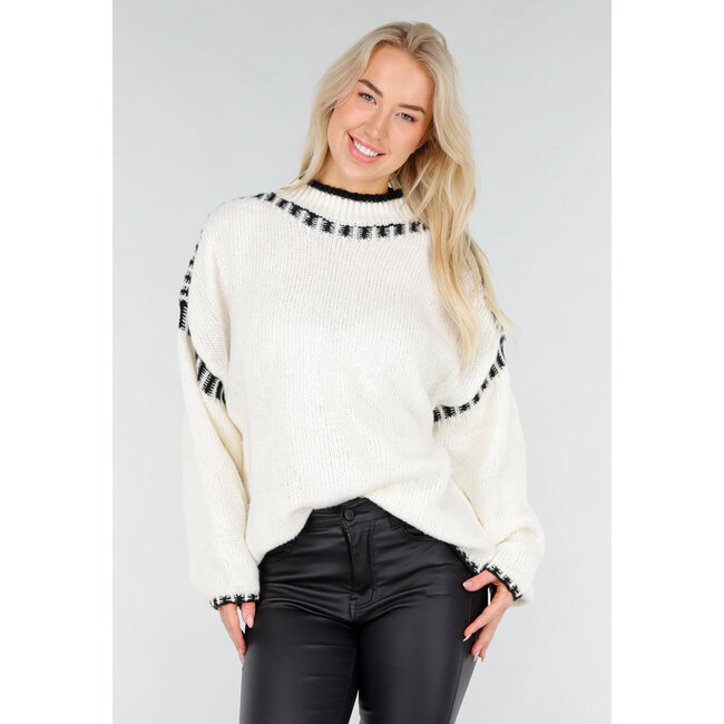 Cremefarbener Strickpullover mit hohem Kragen und schwarzen Randdetails