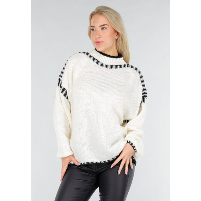 Cremefarbener Strickpullover mit hohem Kragen und schwarzen Randdetails