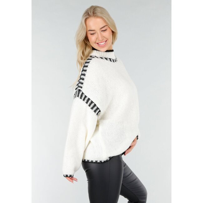 Cremefarbener Strickpullover mit hohem Kragen und schwarzen Randdetails