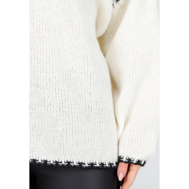 Cremefarbener Strickpullover mit hohem Kragen und schwarzen Randdetails