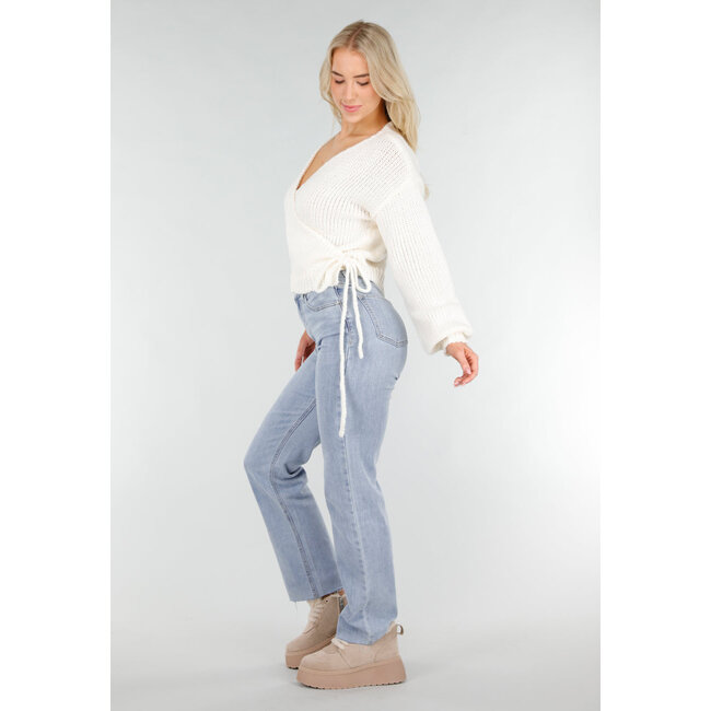 Cremefarbener Strickpullover mit V-Ausschnitt und gerippten Bündchen