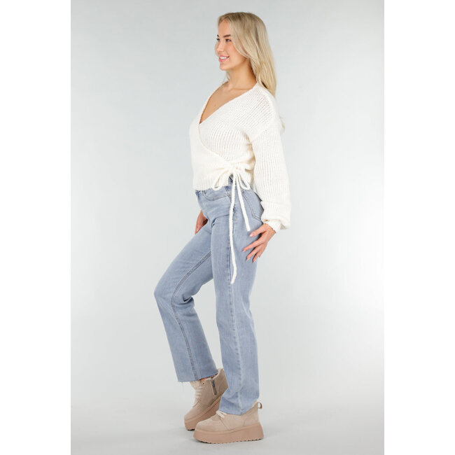 Cremefarbener Strickpullover mit V-Ausschnitt und gerippten Bündchen