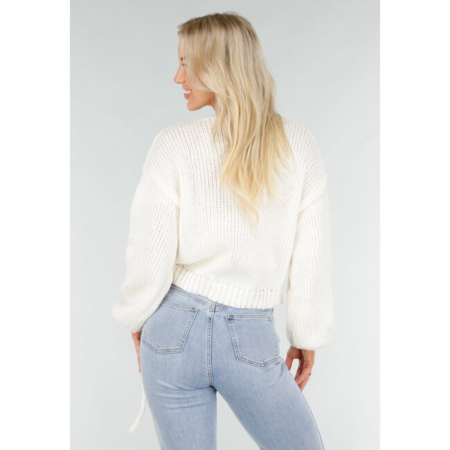 Cremefarbener Strickpullover mit V-Ausschnitt und gerippten Bündchen