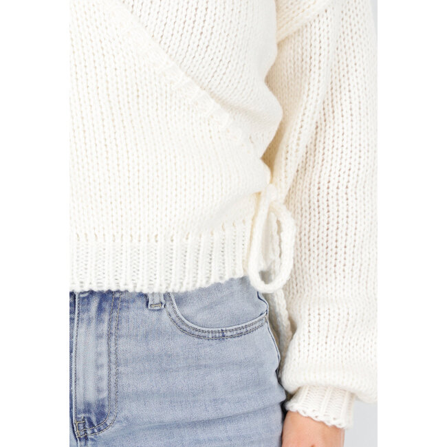 Cremefarbener Strickpullover mit V-Ausschnitt und gerippten Bündchen