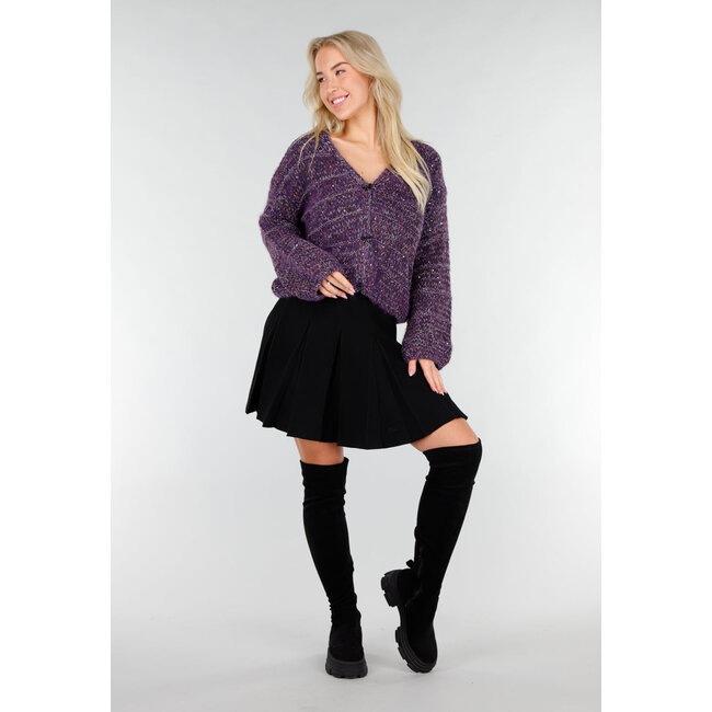 Lila Strickjacke mit Schleifeknöpfen und Lurexfaden