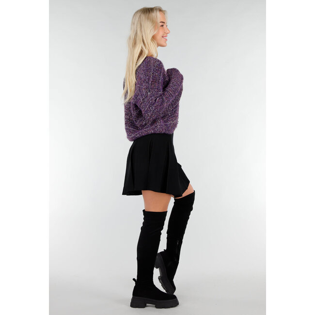 Lila Strickjacke mit Schleifeknöpfen und Lurexfaden