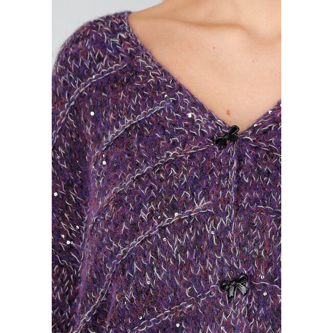 Lila Strickjacke mit Schleifeknöpfen und Lurexfaden